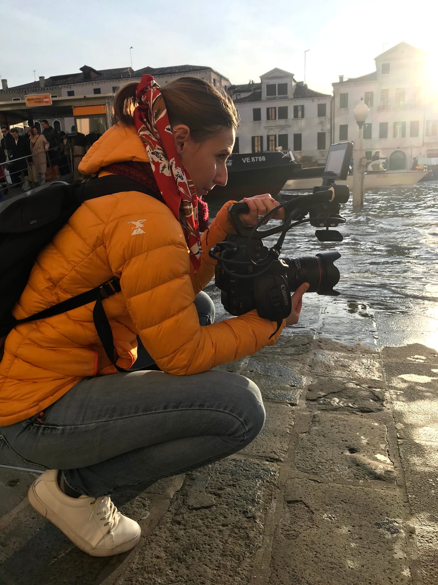Caterina Tarducci durante una ripresa con la videocamera