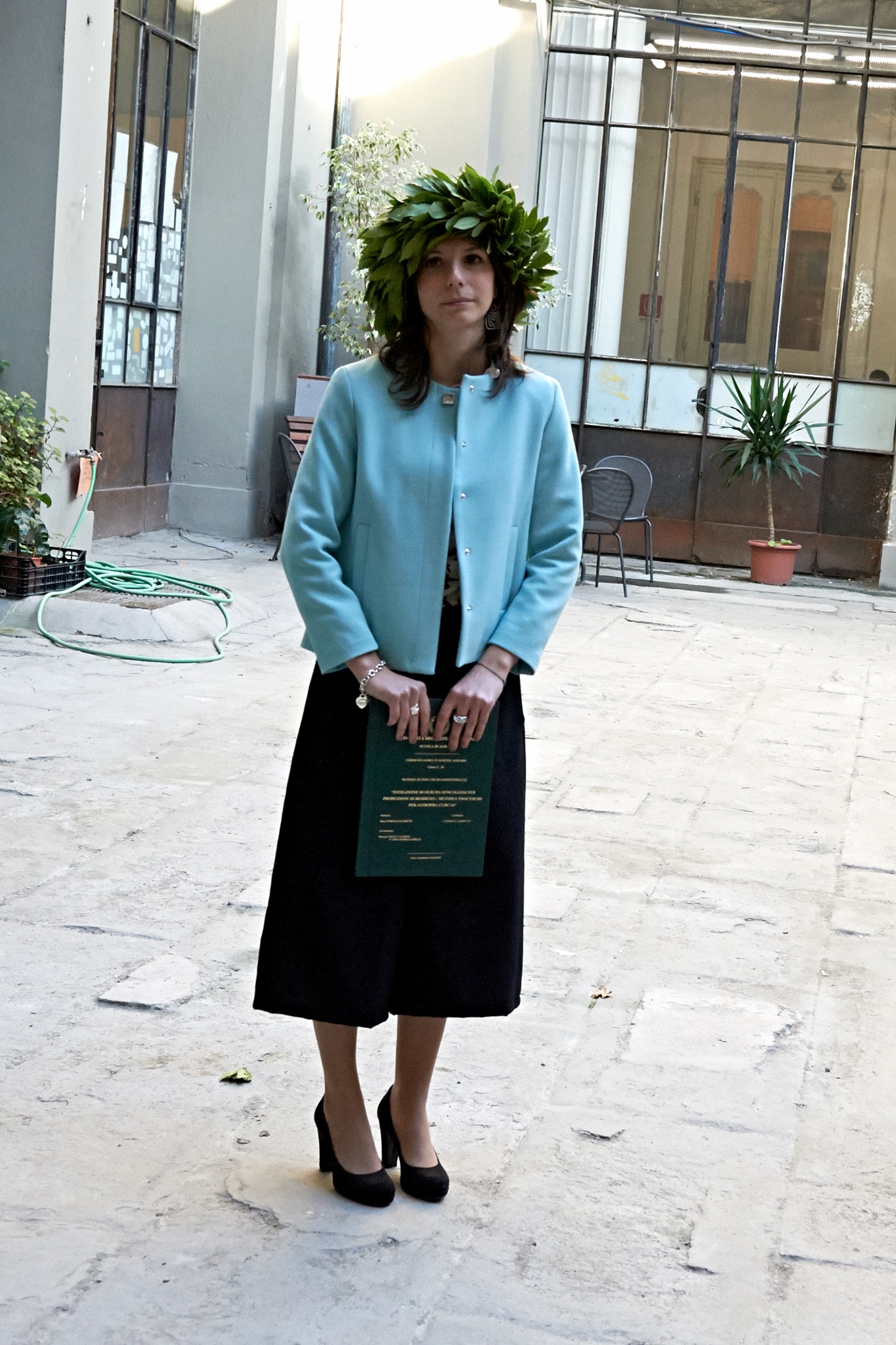 Caterina Tarducci il giorno della laurea, con la corona d’alloro e la pergamena